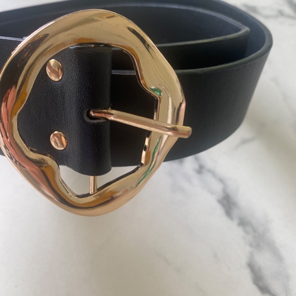 Black leather belt with gold buckle - Picture 2 of 4